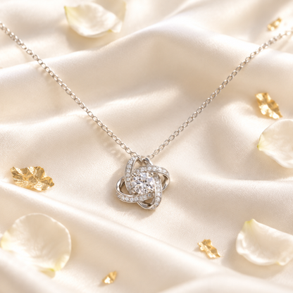 Collier nœud éternité S925 sur soie blanche accents dorés