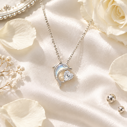 Collier dauphin argent sur soie blanche, ambiance luxe Kylara
