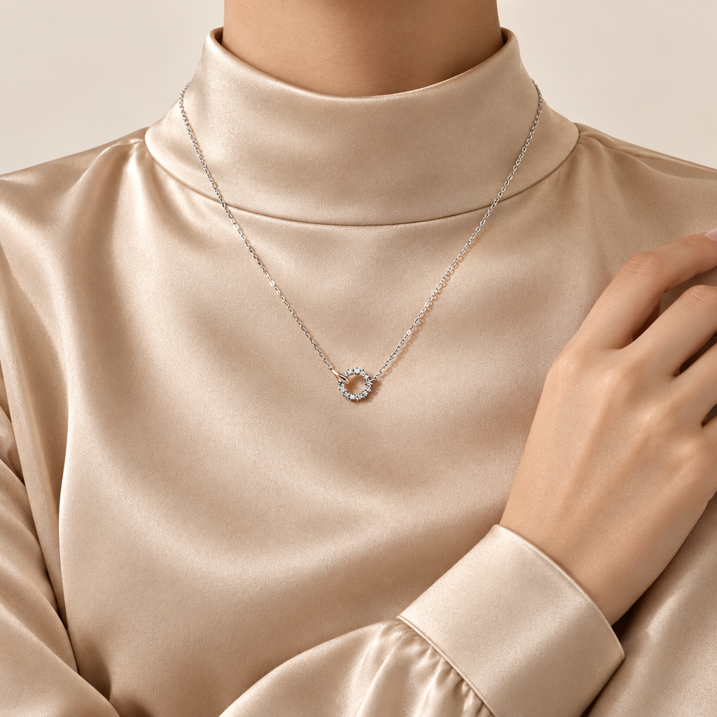 Mockup collier boucle anneau argent porté, femme satin champagne jusqu'au cou, Kylara