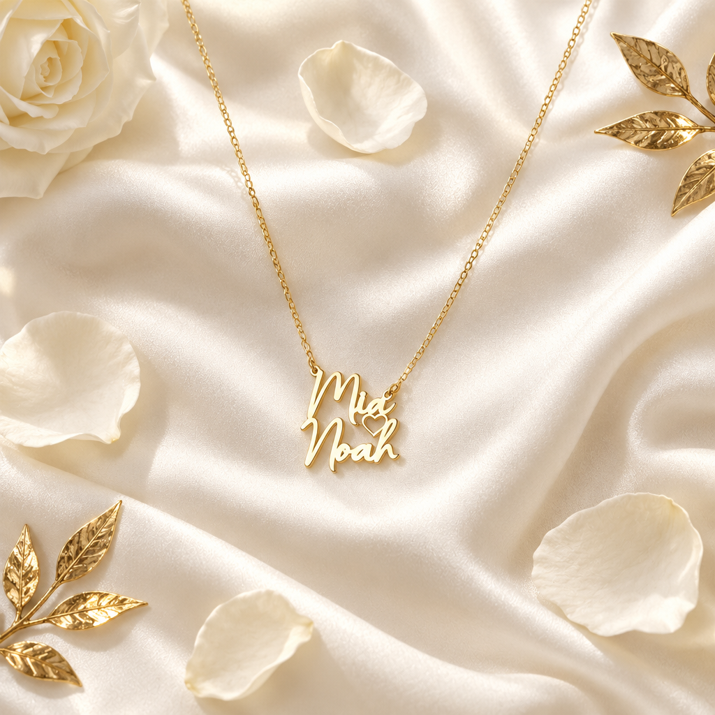 Collier double prénom or sur soie blanche et accents dorés, ambiance cadeau luxe Kylara