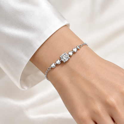 Mockup bracelet moissanite cœur argent porté au poignet, satin blanc – Kylara