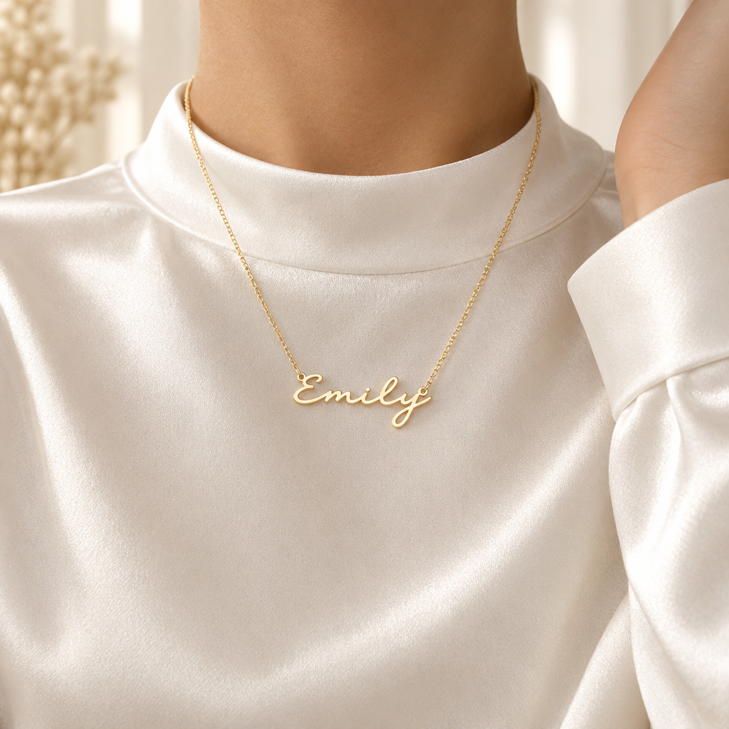 Mockup collier prénom cursive or porté, femme en satin blanc jusqu'au cou, visage hors cadre, Kylara