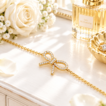 Bracelet nœud doré en scène lifestyle lumineuse – coiffeuse blanche, Kylara
