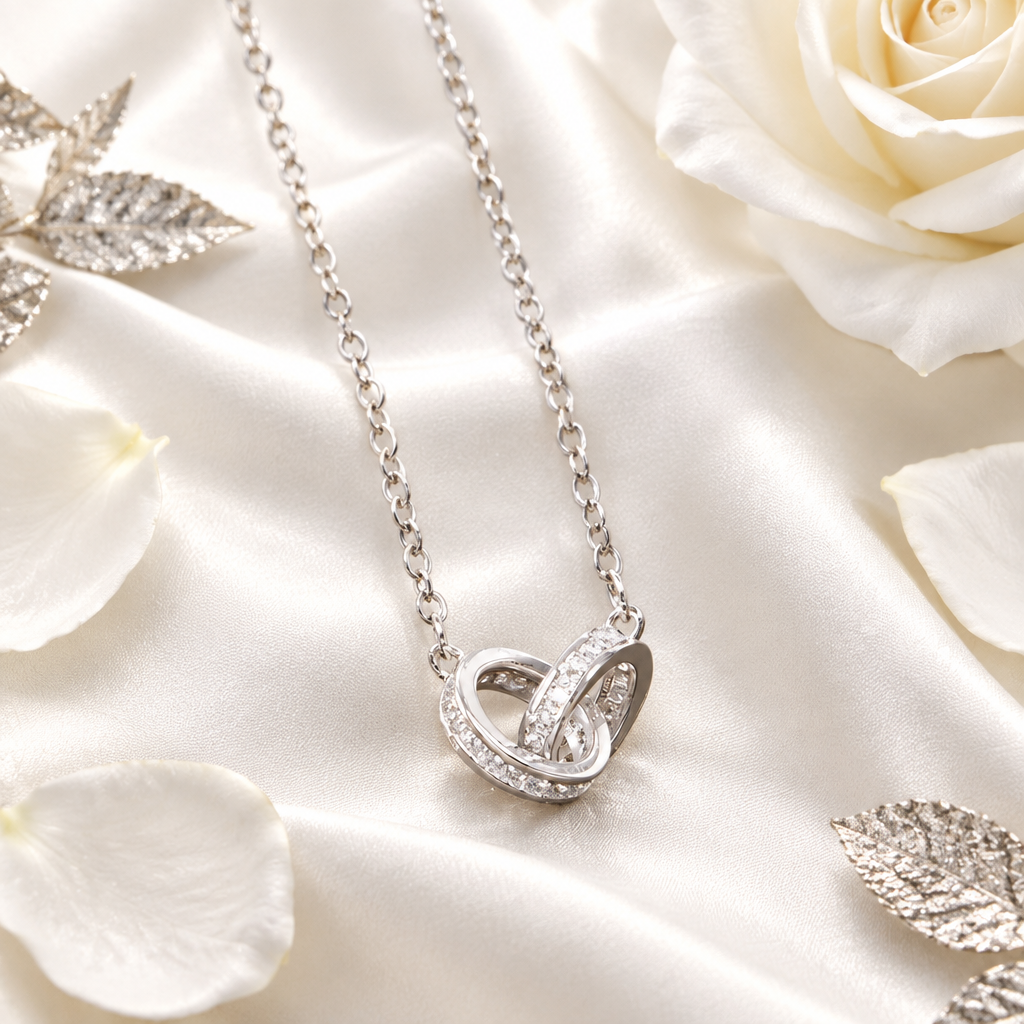 Collier double anneau argent sur soie blanche, ambiance luxe Kylara
