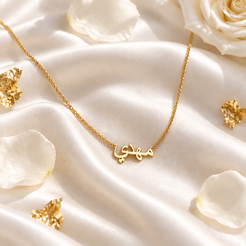 Collier prénom arabe or flat lay soie blanche pétales roses – Kylara
