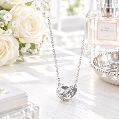 Collier double anneau argent en scène lifestyle lumineuse – coiffeuse blanche, Kylara