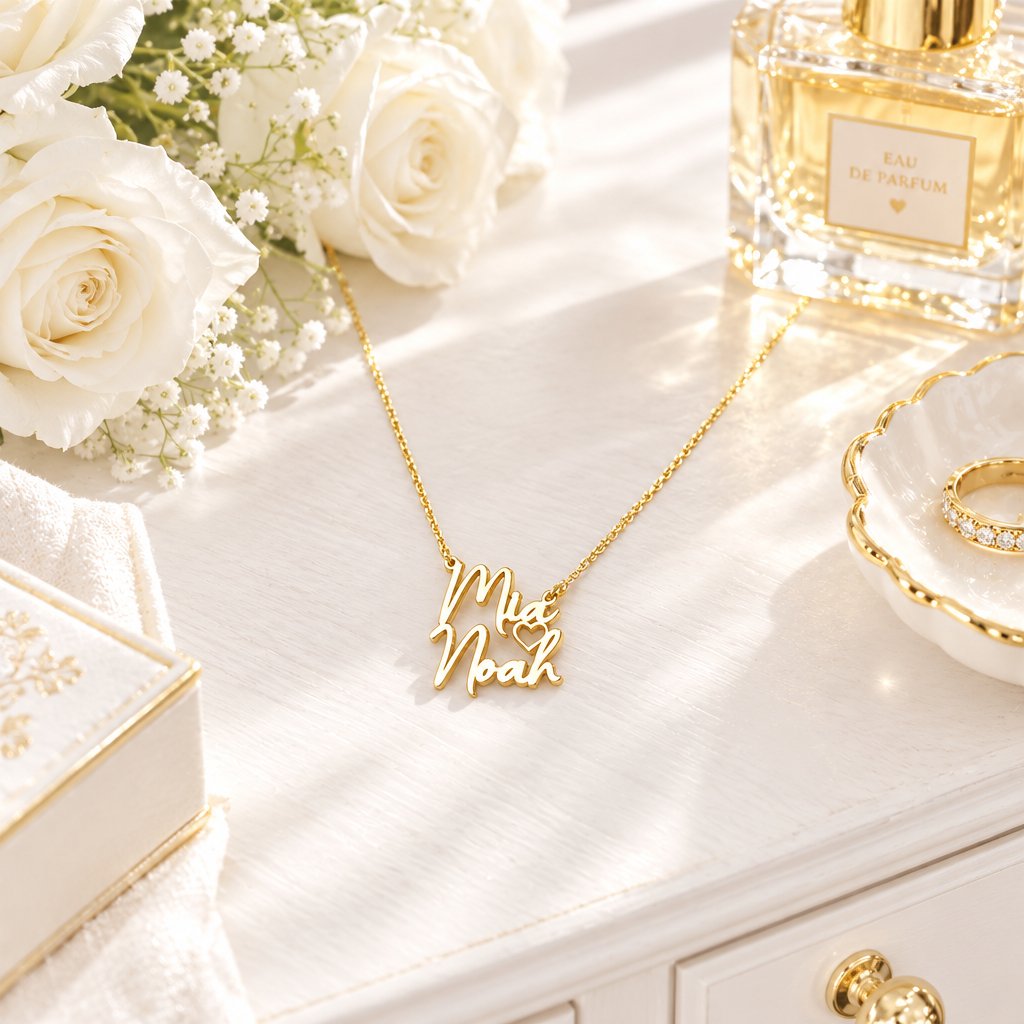 Collier double prénom or en scène lifestyle lumineuse – coiffeuse blanche, roses blanches, style chic Kylara