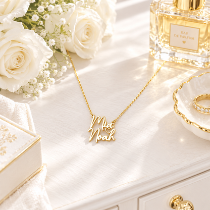Collier double prénom or en scène lifestyle lumineuse – coiffeuse blanche, roses blanches, style chic Kylara