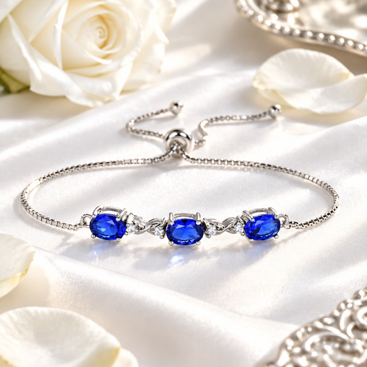 Bracelet tanzanite bleu 3 pierres sur soie blanche, ambiance luxe Kylara