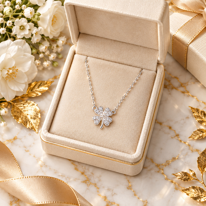 Collier trèfle or S999 zircons sur écrin ivoire et marbre doré, cadeau bijou haut de gamme Kylara