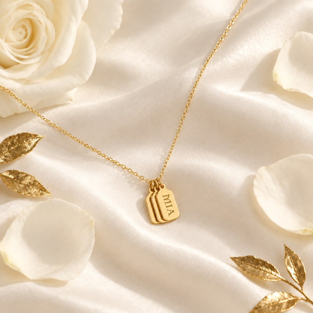 Collier tag prénom gravé or sur soie blanche, ambiance luxe Kylara