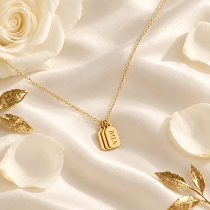 Collier tag prénom gravé or sur soie blanche, ambiance luxe Kylara