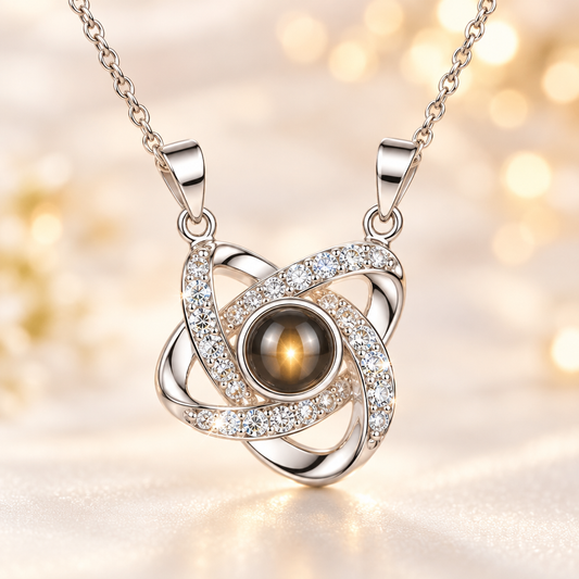 Gros plan sur la bille de projection et les zircons du collier trèfle S925 – qualité joaillerie Kylara