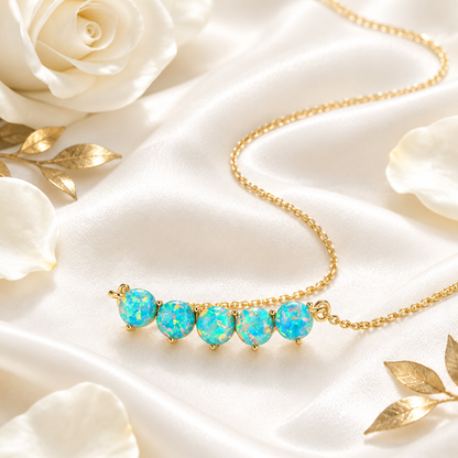 Collier opale turquoise or sur soie blanche et accents dorés, ambiance cadeau haut de gamme Kylara