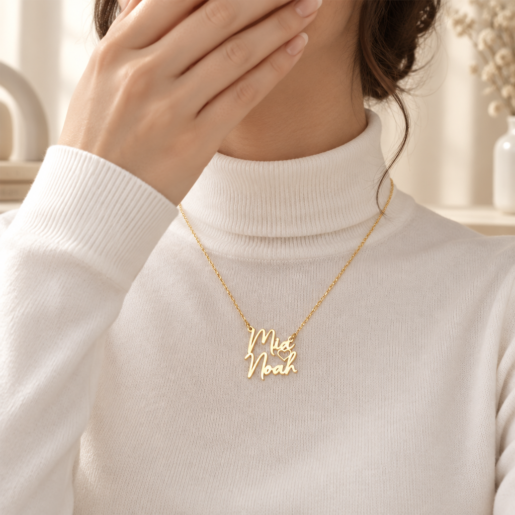 Mockup collier double prénom or porté, femme entièrement couverte main devant le visage, campaign Kylara