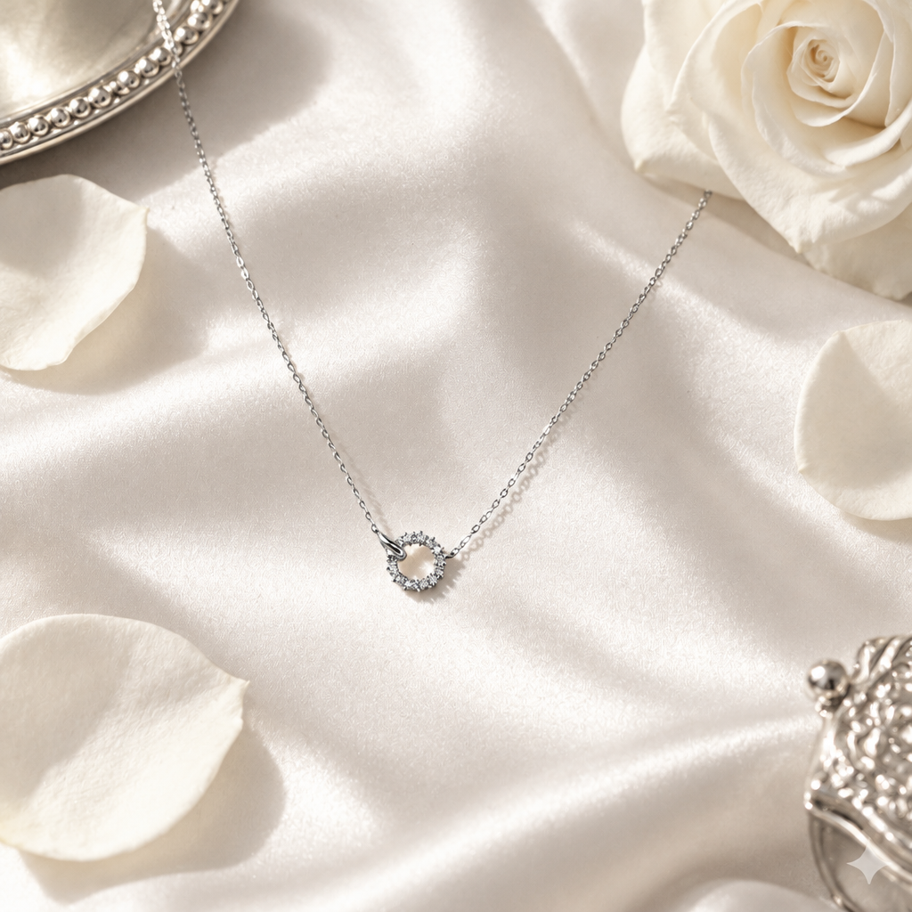 Collier boucle anneau argent sur soie blanche, ambiance luxe Kylara
