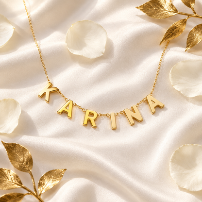 Collier prénom lettres or reliées, flat lay soie blanche – Kylara