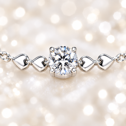 Gros plan bracelet moissanite cœur argent – Kylara