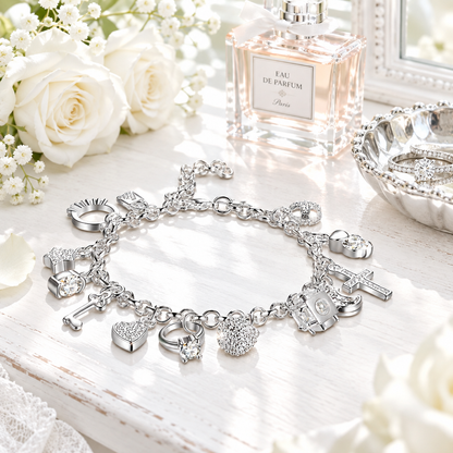 Bracelet charms argent en scène lifestyle lumineuse – coiffeuse blanche, Kylara