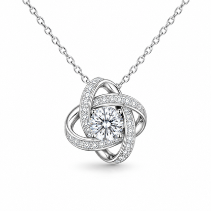 Collier nœud éternité en argent S925 avec grand zircon central, packshot fond blanc, bijou femme Kylara