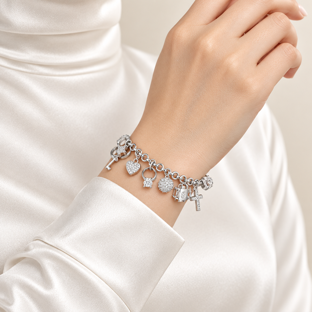 Mockup bracelet charms argent porté au poignet, femme satin blanc, Kylara