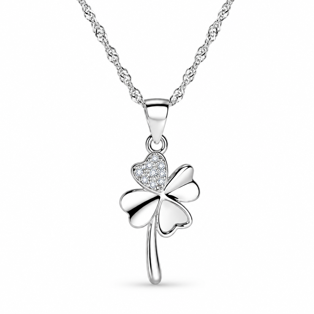 Collier trèfle micro-serti argent avec zircon, packshot fond blanc, bijou femme élégant Kylara