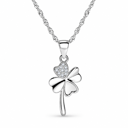 Collier trèfle micro-serti argent avec zircon, packshot fond blanc, bijou femme élégant Kylara