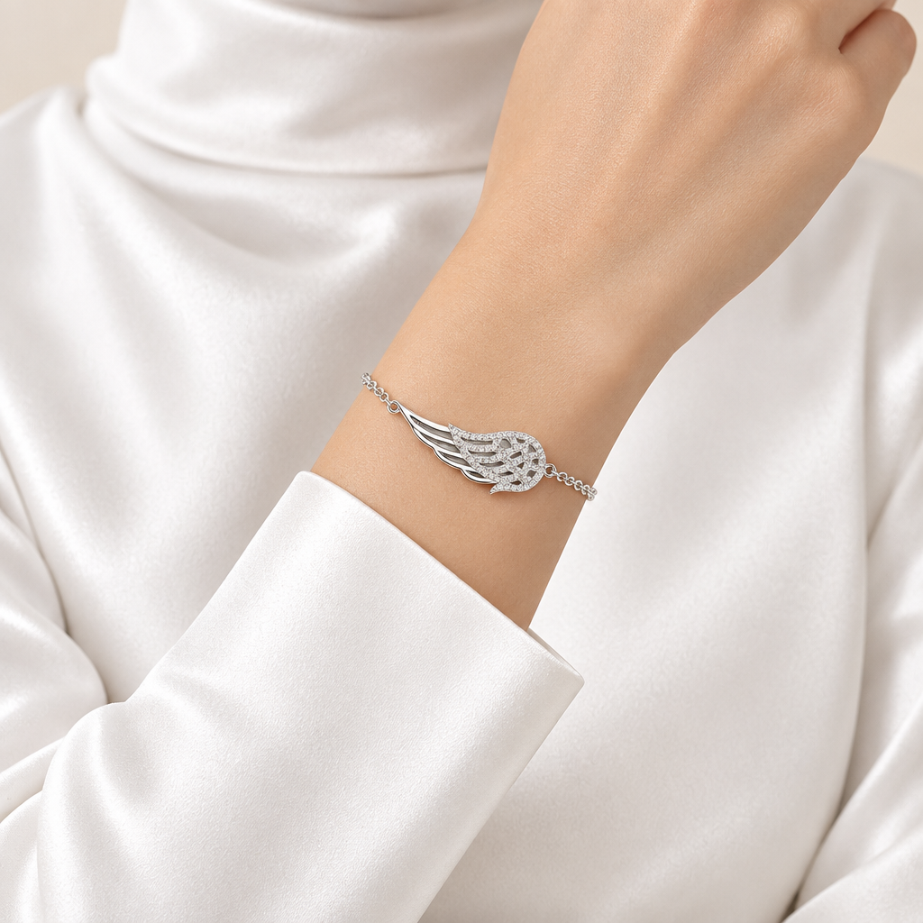 Mockup bracelet aile ange porté au poignet, femme satin blanc, Kylara