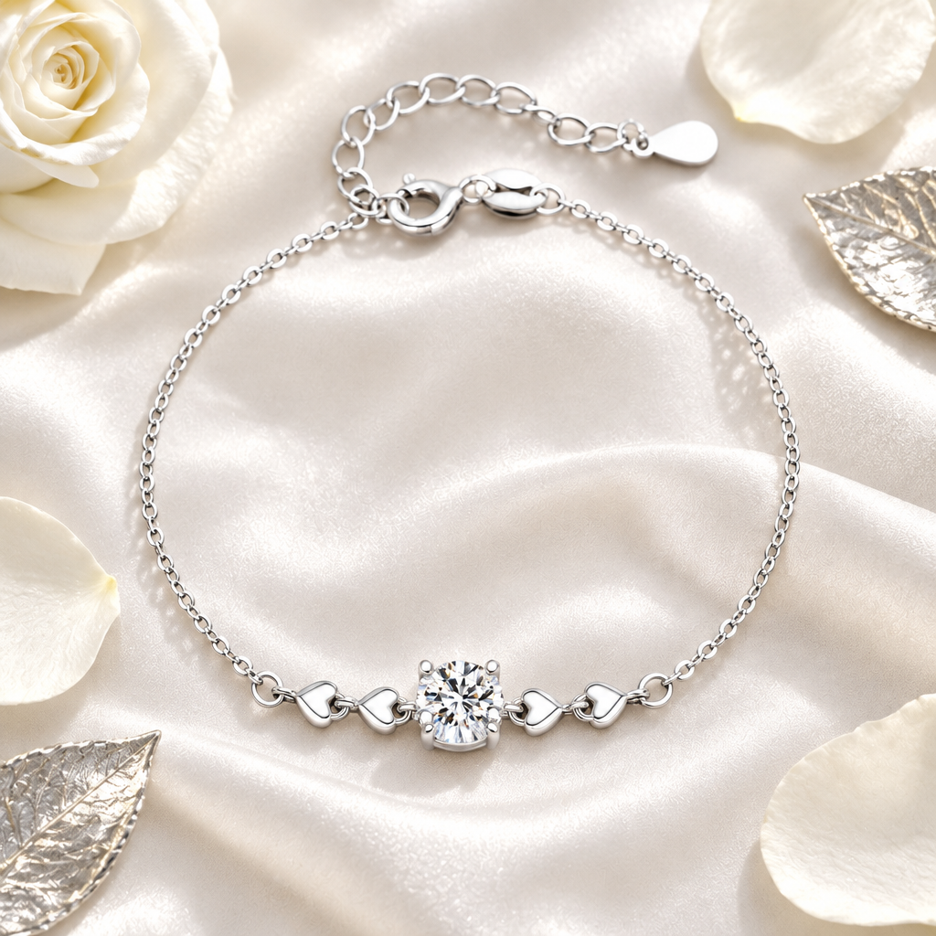 Bracelet moissanite cœur argent flat lay soie blanche – Kylara