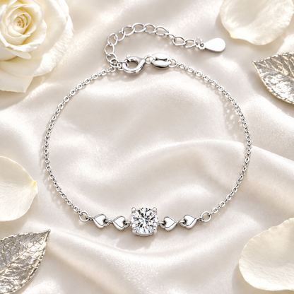 Bracelet moissanite cœur argent flat lay soie blanche – Kylara