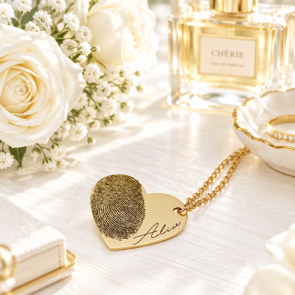 Collier cœur empreinte or en scène lifestyle – coiffeuse blanche, roses, Kylara
