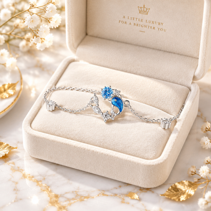 Bracelet dauphin argent 925 et zircon bleu posé sur écrin ivoire et marbre doré, cadeau bijou Kylara