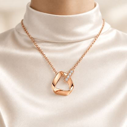 Mockup collier Mobius or rose porté au cou, femme satin blanc, Kylara
