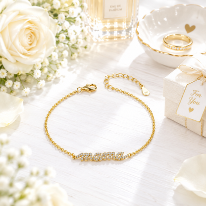 Bracelet mama doré en scène lifestyle lumineuse – coiffeuse blanche, Kylara