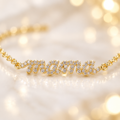 Gros plan bracelet mama script doré zircon – joaillerie Kylara