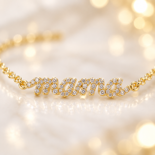 Gros plan bracelet mama script doré zircon – joaillerie Kylara