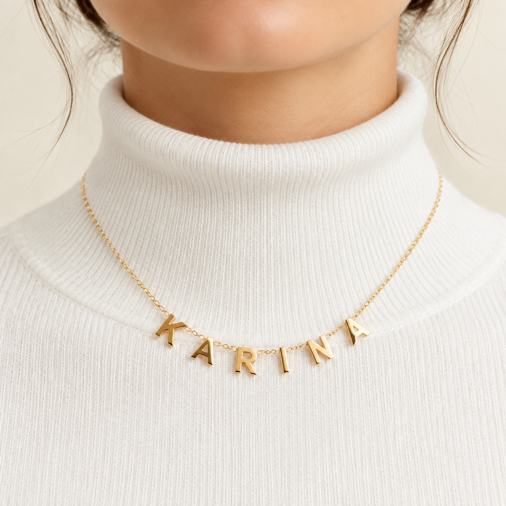 Mockup collier prénom lettres or, cou femme col blanc – Kylara