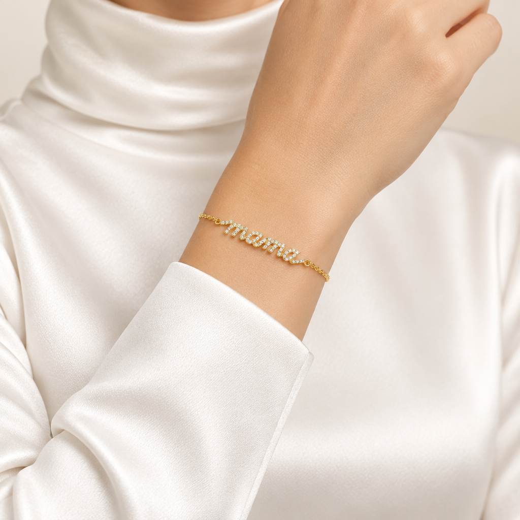 Mockup bracelet mama script porté au poignet, femme satin blanc, Kylara