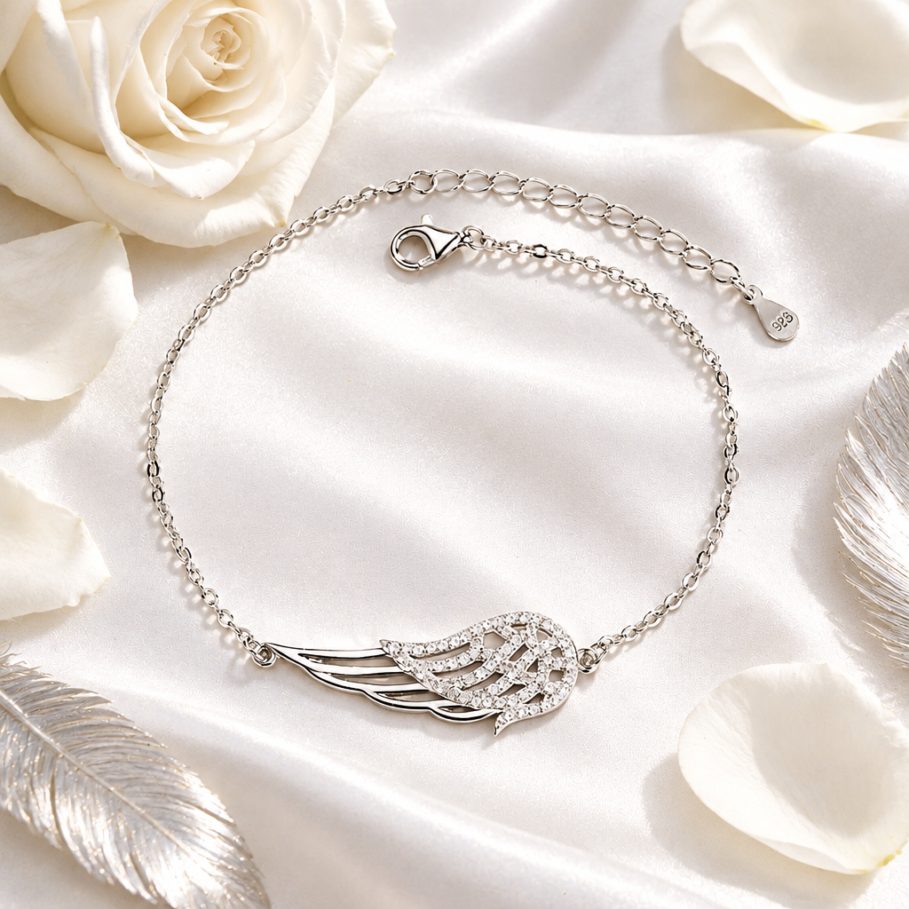 Bracelet aile ange argent sur soie blanche, ambiance luxe Kylara