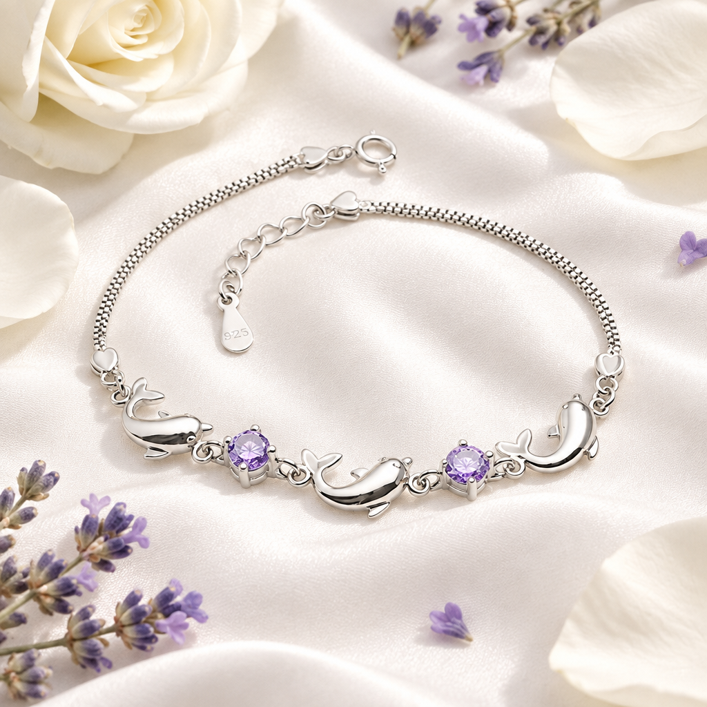 Bracelet dauphin argent sur soie blanche, lavande – ambiance luxe Kylara