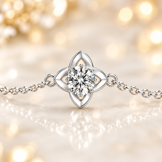 Gros plan sur la pierre moissanite et les griffes argentées du bracelet trèfle 925 – joaillerie premium Kylara