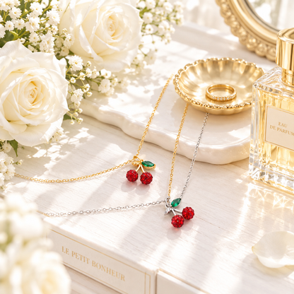 Collier cerise argent 925 en scène lifestyle lumineuse – coiffeuse blanche, roses blanches, style chic Kylara
