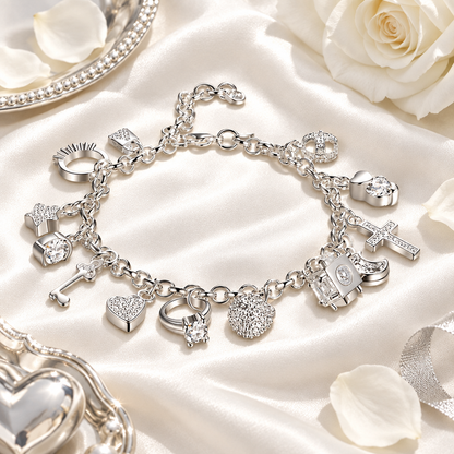 Bracelet charms argent sur soie blanche, ambiance luxe Kylara