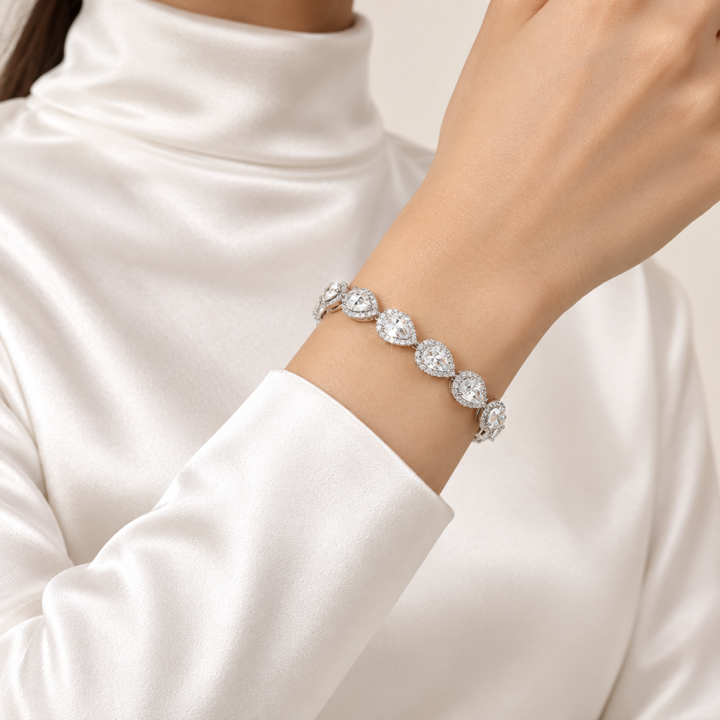 Mockup bracelet tennis diamant blanc porté au poignet, femme satin blanc, Kylara