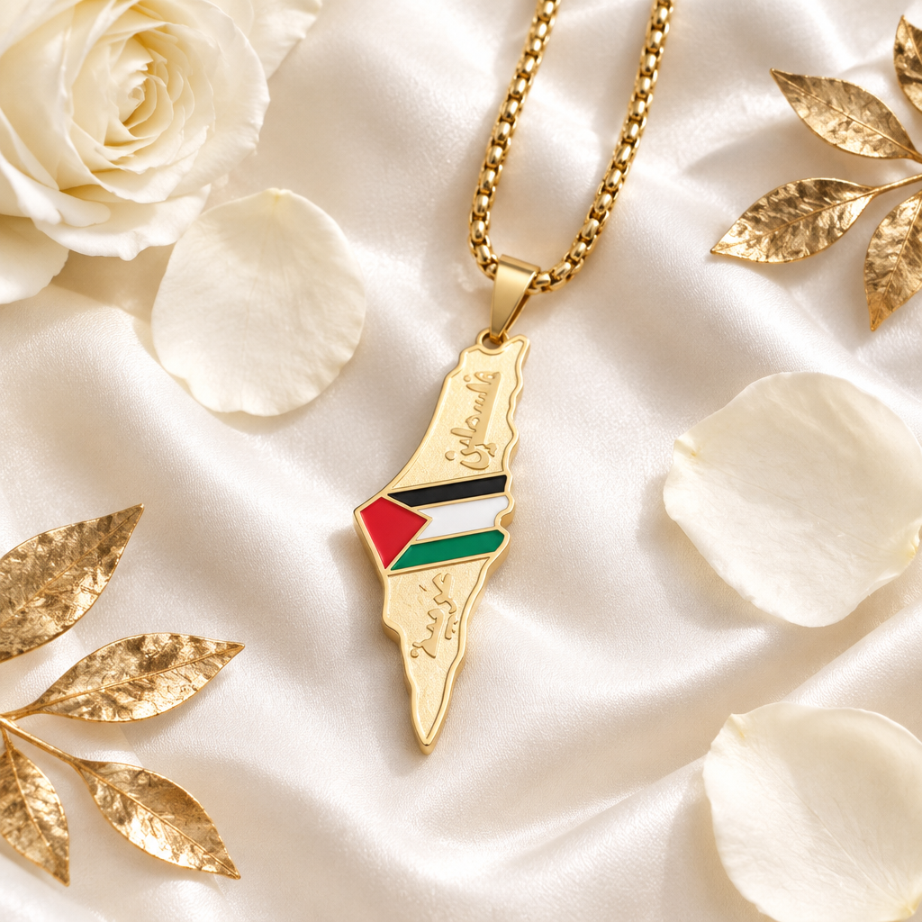 Collier pendentif carte or flat lay soie blanche – Kylara