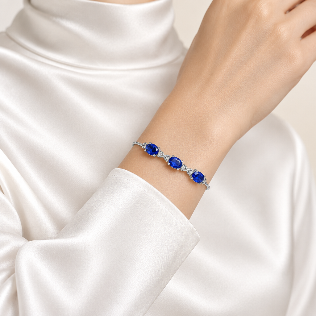 Mockup bracelet tanzanite bleu porté au poignet, femme satin blanc, Kylara