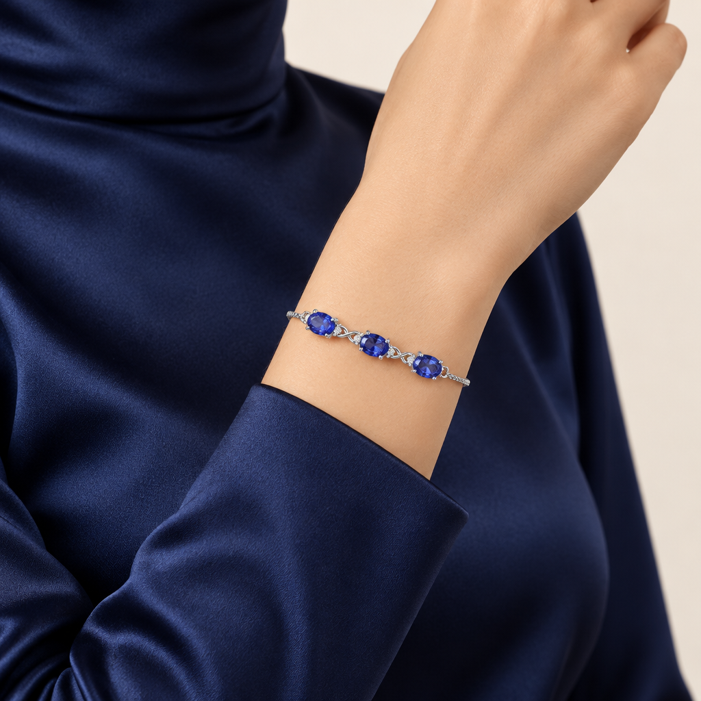 Mockup bracelet tanzanite porté au poignet, femme satin bleu nuit, Kylara