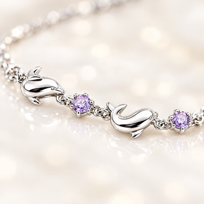 Gros plan bracelet dauphin argent zircon violet – joaillerie Kylara