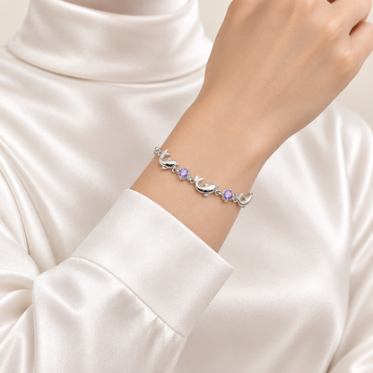 Mockup bracelet dauphin argent porté au poignet, femme satin blanc, Kylara