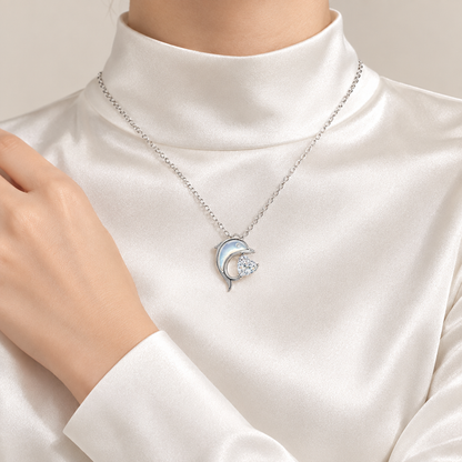 Mockup collier dauphin argent porté, femme satin blanc jusqu'au cou, visage hors cadre, Kylara